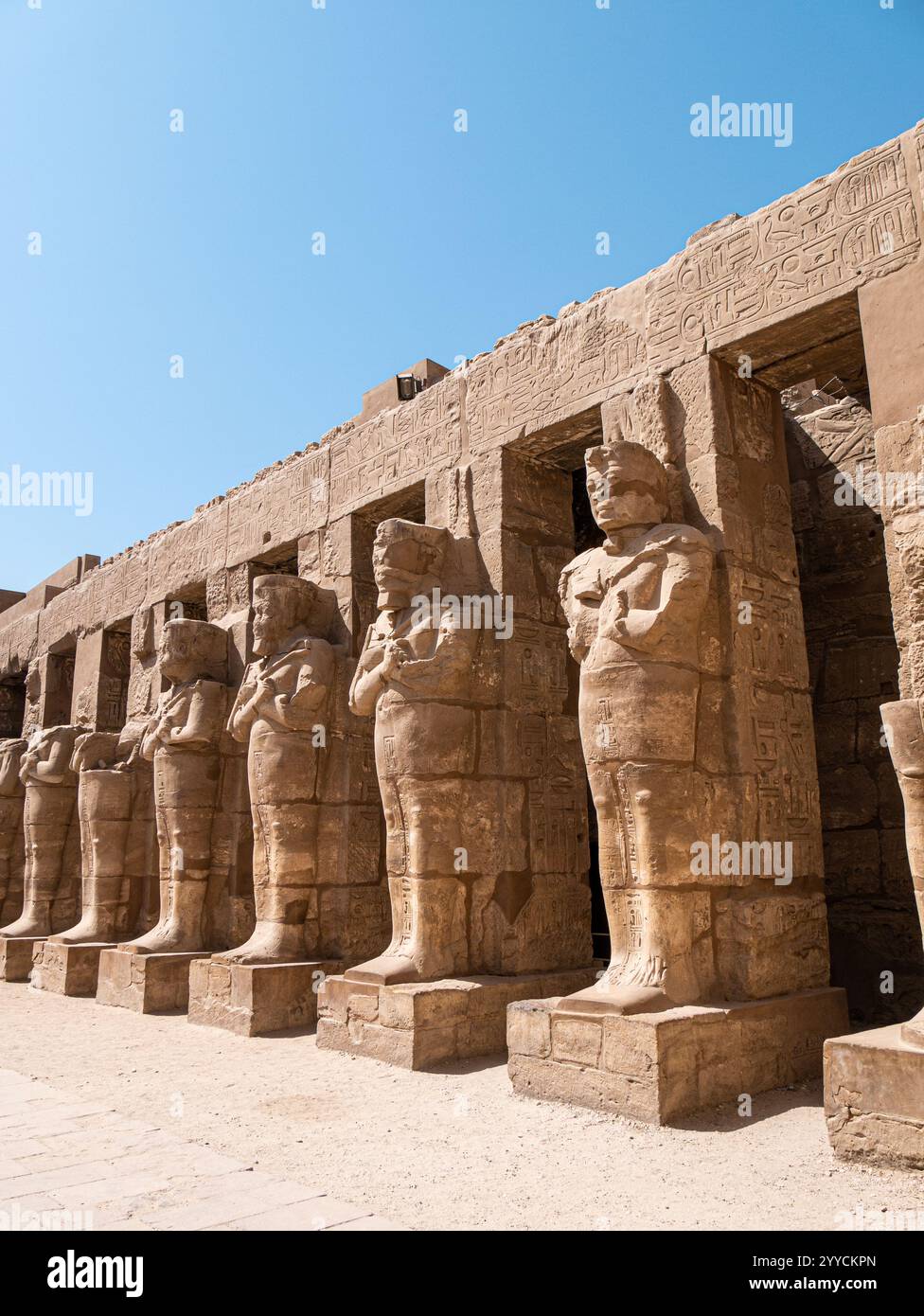 Statue egiziane nel complesso del tempio di Karnak, Luxor, Egitto Foto Stock