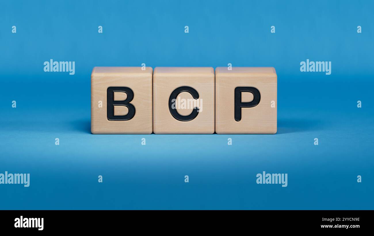 Blocchi e cubi di legno chiaro con il testo BCP Business Continuity Plan.primo piano di elementi in legno,Business Concept.rendering 3D su sfondo blu. Foto Stock