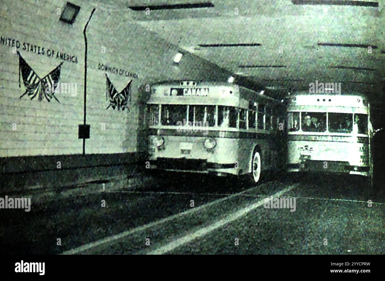 Il CONFINE USA-CANADA DEL 1940 - autobus canadesi in attesa di arrivi americani. Foto Stock