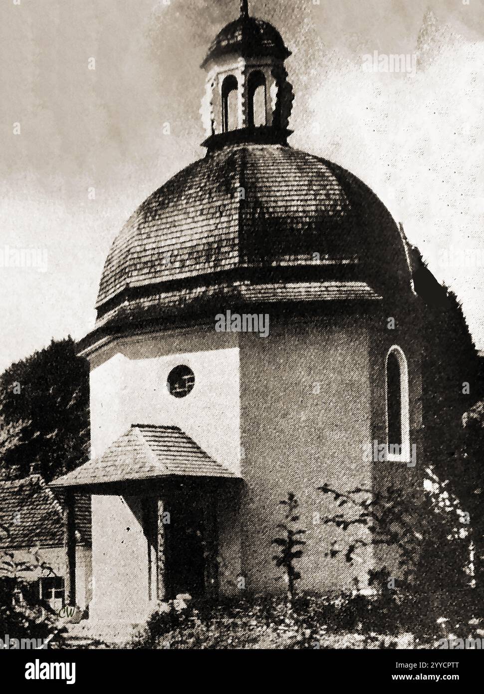 Una vecchia foto degli anni '1940 della chiesa austriaca originale (ora ricostruita) dove fu cantato per la prima volta l'inno natalizio "notte silenziosa". (Chiesa di San Nicola (Nikolauskirche) a Oberndorf bei Salzburg). La canzone è stata eseguita per la prima volta la vigilia di Natale (24 dicembre) nel 1818 alla messa di mezzanotte. Oggi, una cappella commemorativa, la Cappella della notte silenziosa (Stille-Nacht-Kapelle), si trova su un sito a monte a causa di problemi di inondazione. 1940er Jahre - Die ursprüngliche Österreichische Kirche (jetzt wiederaufgebaut), in der am Heiligabend 1818 zum ersten mal das Weihnachtslied „Stille Nacht“ gesungen wurde Foto Stock