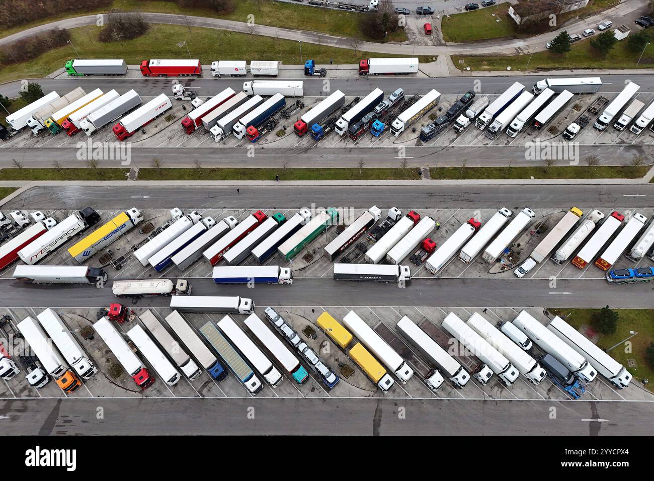 Themenfoto Parkplatznot an Raststaetten: Così oft parken LKW-Fahrer falsch. Alle LKW Parkplaetze an der Autobahn Raststaette Vaterstetten an der A99 sind belegt. Lastwagen. *** Foto a tema mancanza di spazi di parcheggio nelle aree di riposo questo è quanto spesso i conducenti di camion parcheggiano in modo errato tutti i parcheggi per camion nell'area di sosta Vaterstetten sull'autostrada A99 sono occupati camion Foto Stock