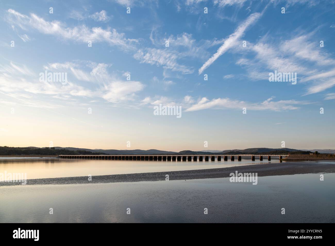 Splendida serata ad Arnside sulla costa della Cumbria, Inghilterra nordoccidentale. Il famoso viadotto sull'estuario del fiume Kent. Foto Stock