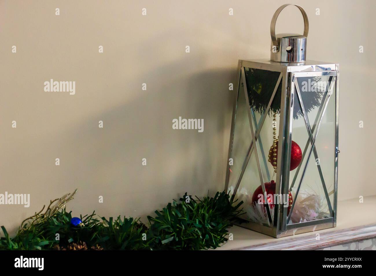 Decorazioni a tema natalizio con ornamenti e ghirlanda verde Foto Stock