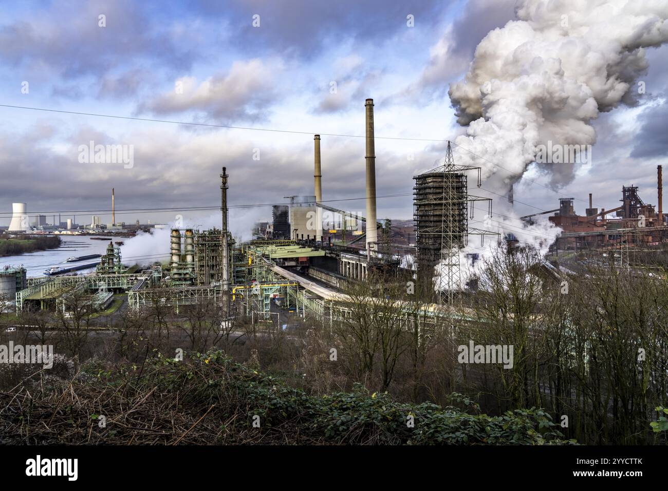 Acciaierie ThyssenKrupp a Duisburg-Marxloh, sul Reno, torre di scarico della cokeria, altiforni 1 e 2, destra, STEAG Walsum Coal-fi Foto Stock