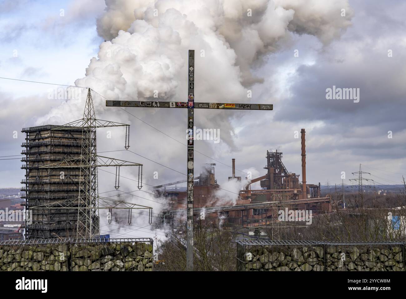 L'acciaieria ThyssenKrupp a Duisburg-Marxloh, sul Reno, torre di scarico della cokeria, altiforni 1 e 2, a destra, croce in cima ad Alsu Foto Stock