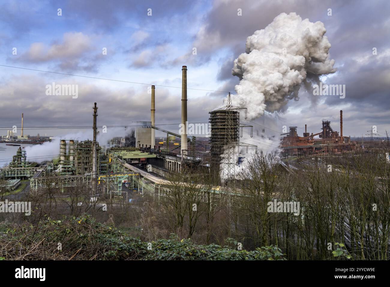 L'acciaieria ThyssenKrupp a Duisburg-Marxloh, sul Reno, la torre di estinzione della cokeria, gli altiforni 1 e 2, a destra, Renania settentrionale-W Foto Stock