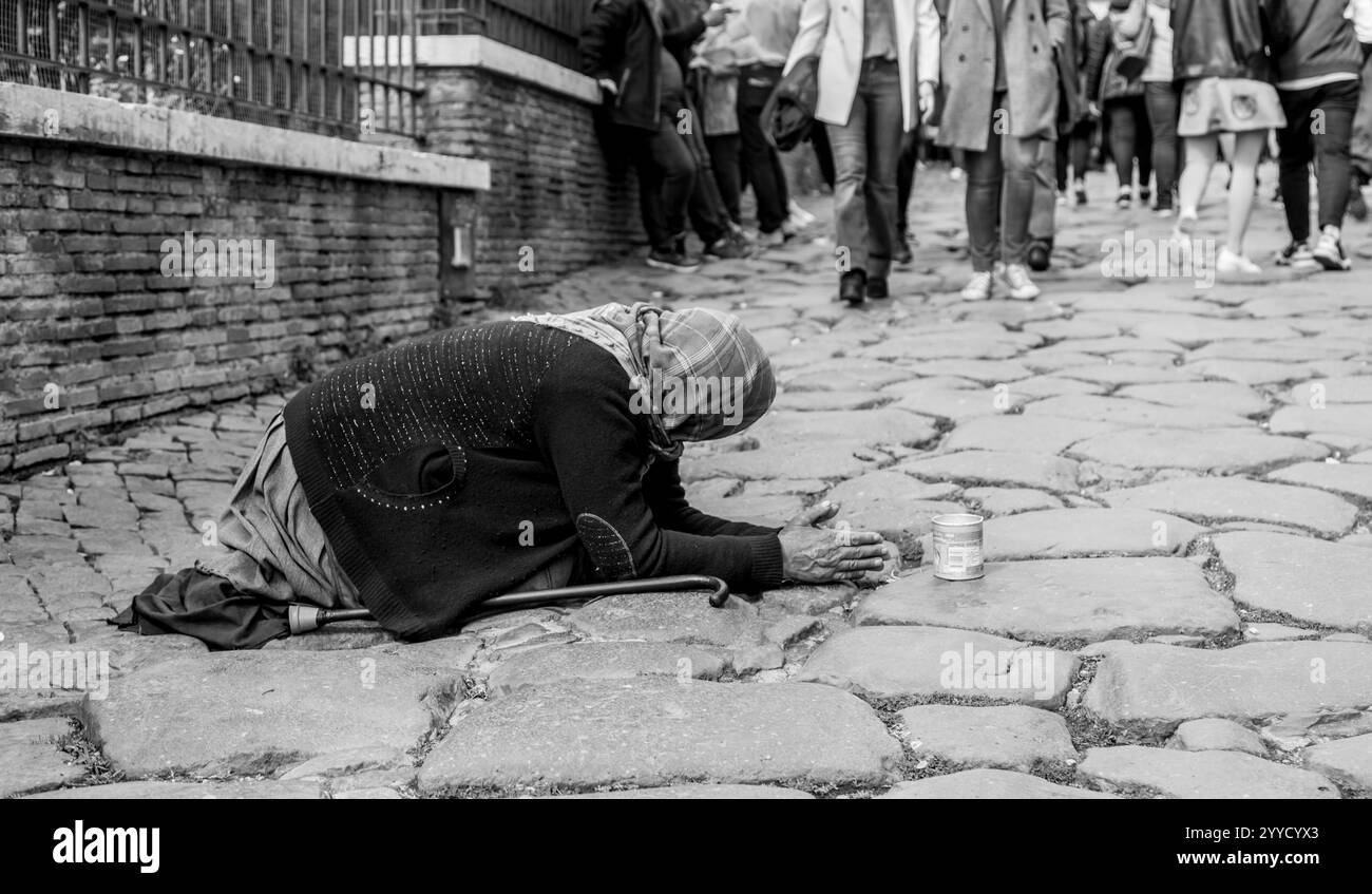 Roma, Italia - 5 aprile 2019: Vecchia mendicante che implorava denaro per le strade di Roma, Italia. Foto Stock