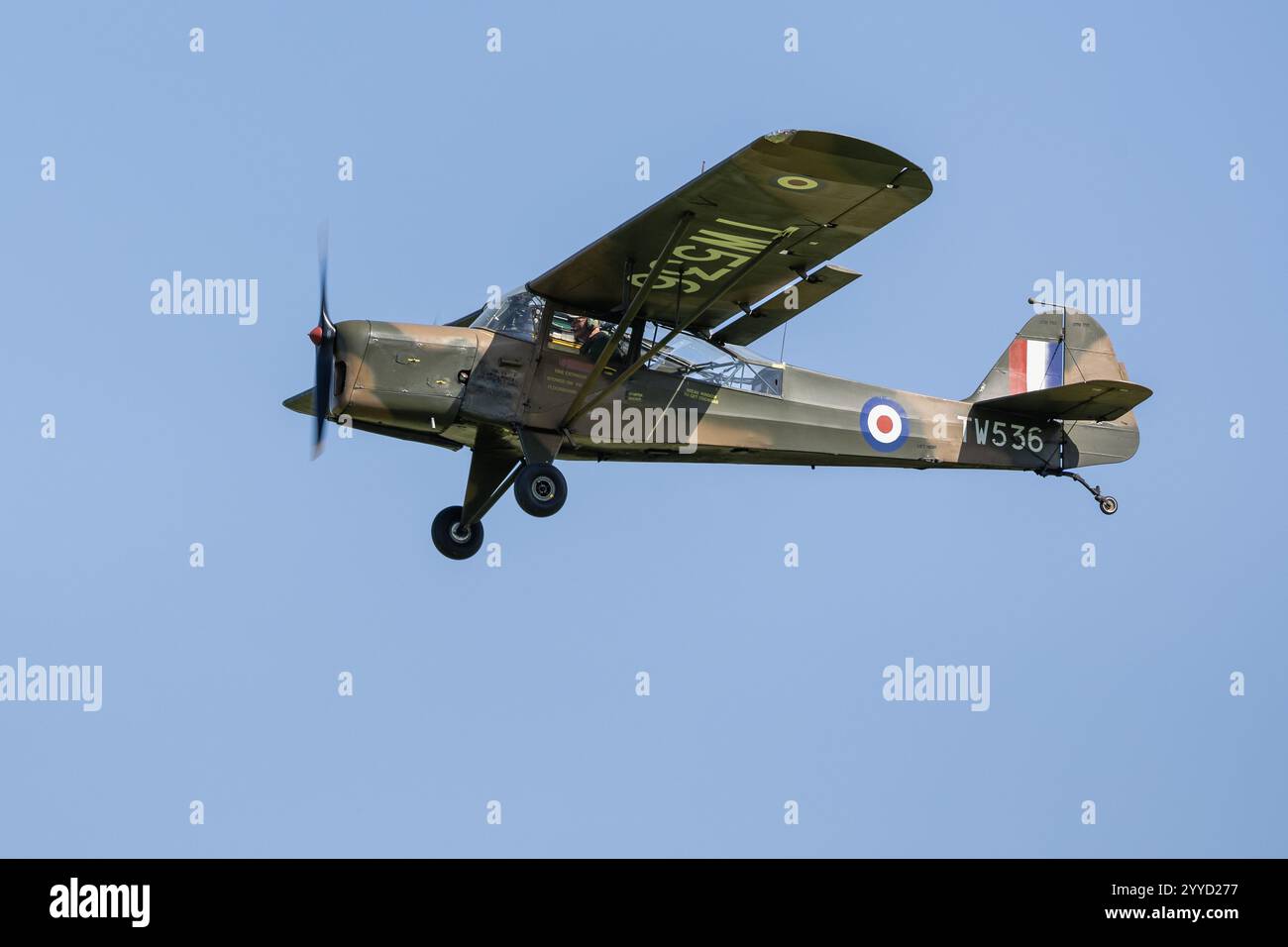 Auster AOP6, in volo allo Shuttleworth Military Air Show il 2 giugno 2024. Foto Stock