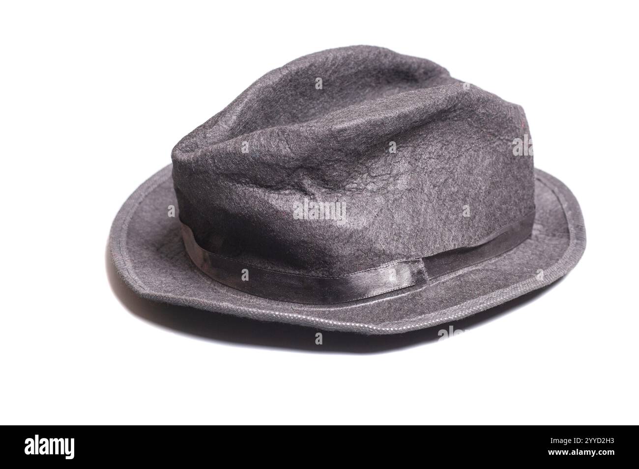 Cappello di carta nera isolato su bianco Foto Stock