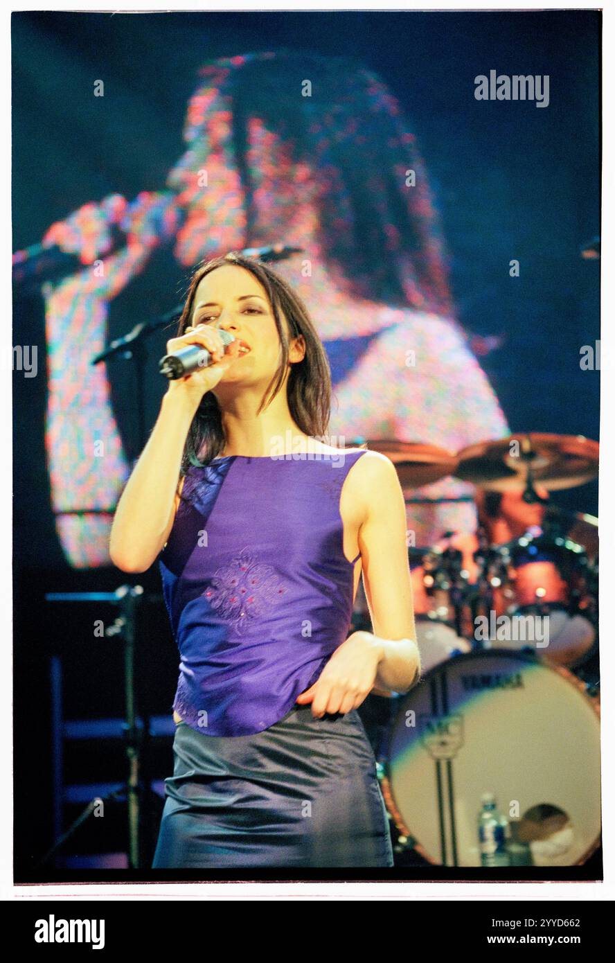 ANDREA corr, THE CORRS, CONCERTO, 1998: Un giovane Andrea Corr il cantante principale dei Corrs che suona un concerto all'inizio della carriera al Cardiff International Arena & Convention Centre, Cardiff, Galles, Regno Unito il 18 dicembre 1998. Foto: Rob Watkins. INFO: I Corrs sono un gruppo musicale irlandese formatosi nel 1990, noto per la loro armoniosa miscela di musica pop, rock e folk tradizionale irlandese. Con i fratelli Andrea, Sharon, Caroline e Jim Corr, hanno raggiunto la fama mondiale con successi come "Breathless" e l'album Talk on Corners. Foto Stock