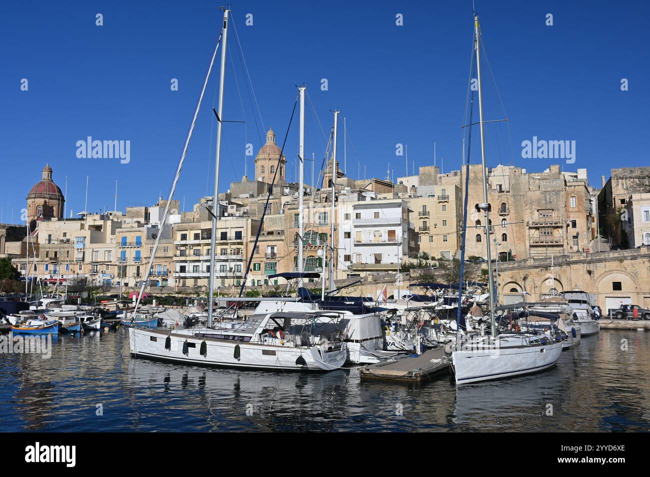 Birgu, Malta - 12 ottobre 2024: Molo di fronte al centro storico Foto Stock