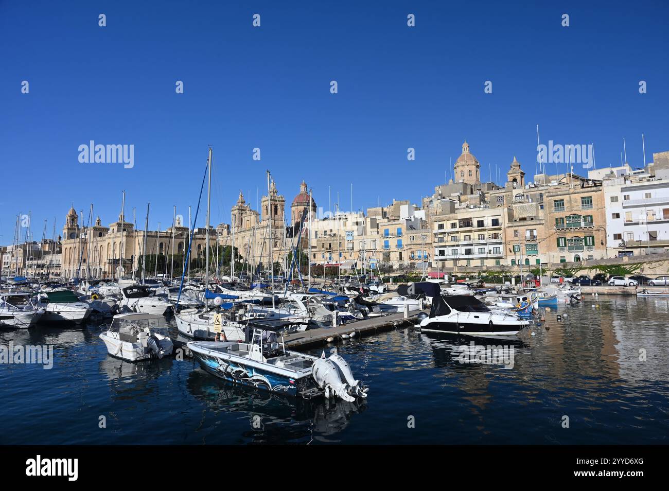 Birgu, Malta - 12 ottobre 2024: Molo di fronte al centro storico Foto Stock