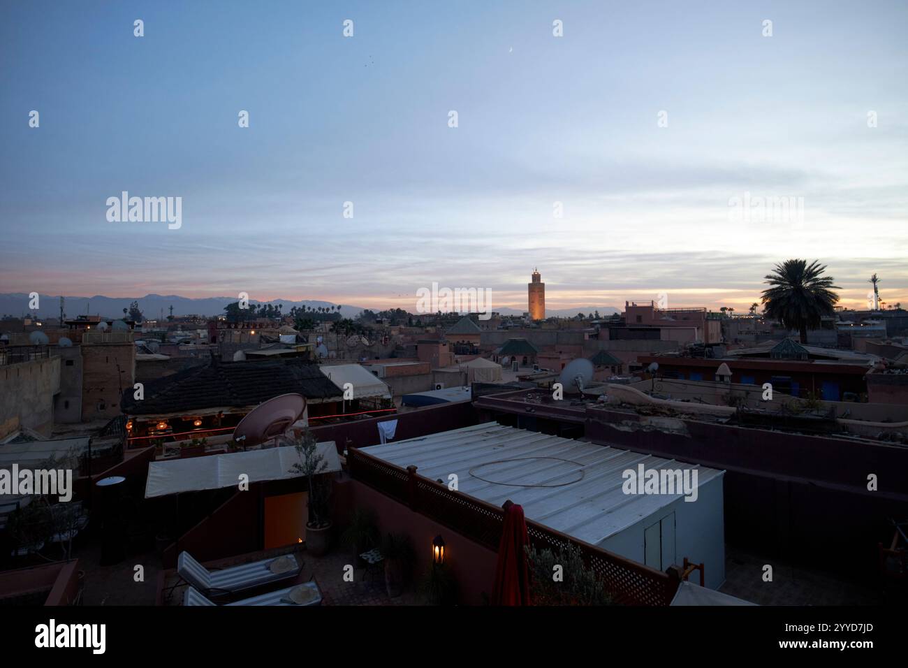 ammira i tetti della medina della città vecchia di marrakech durante la chiamata alla preghiera dopo il tramonto, marocco Foto Stock