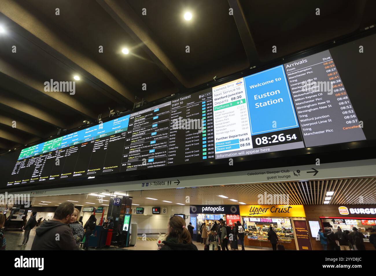 Il grande schermo viene utilizzato per le partenze di nuovo alla stazione di Euston mentre la vacanza natalizia si avvia, a nord di Londra, Regno Unito Foto Stock