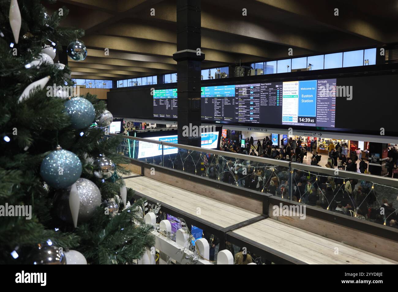Il grande schermo viene utilizzato per le partenze di nuovo alla stazione di Euston mentre la vacanza natalizia si avvia, a nord di Londra, Regno Unito Foto Stock
