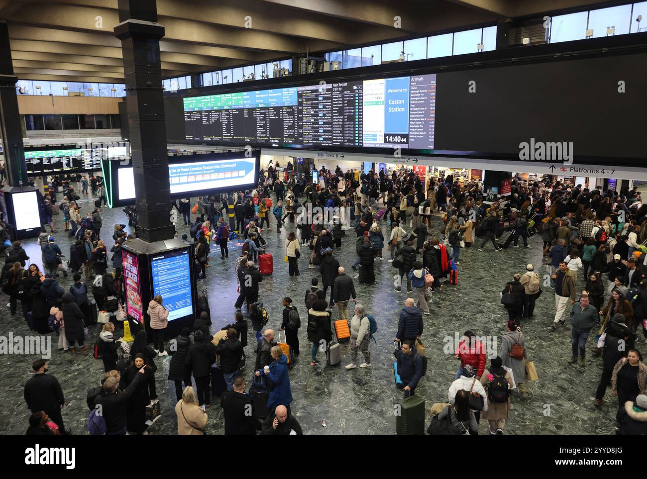 Il grande schermo viene utilizzato per le partenze di nuovo alla stazione di Euston mentre la vacanza natalizia si avvia, a nord di Londra, Regno Unito Foto Stock