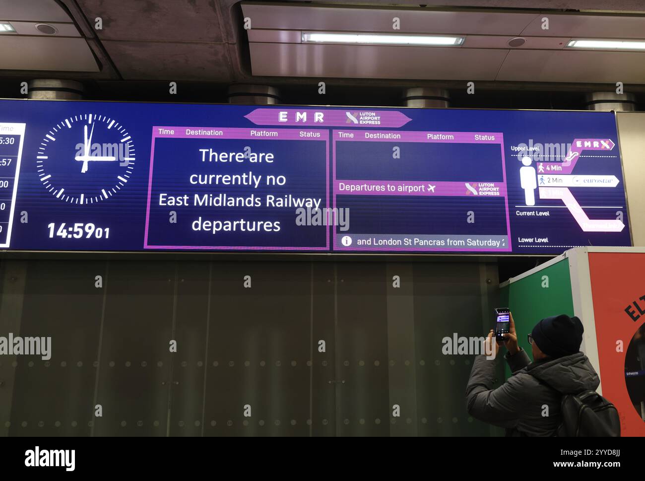 Le indicazioni per l'ingegneria della East Midlands Railway funzionano durante il Natale alla stazione di St Pancras a nord di Londra, con sostituzioni di autobus che rendono i viaggi più lunghi, a nord di Londra, Regno Unito Foto Stock