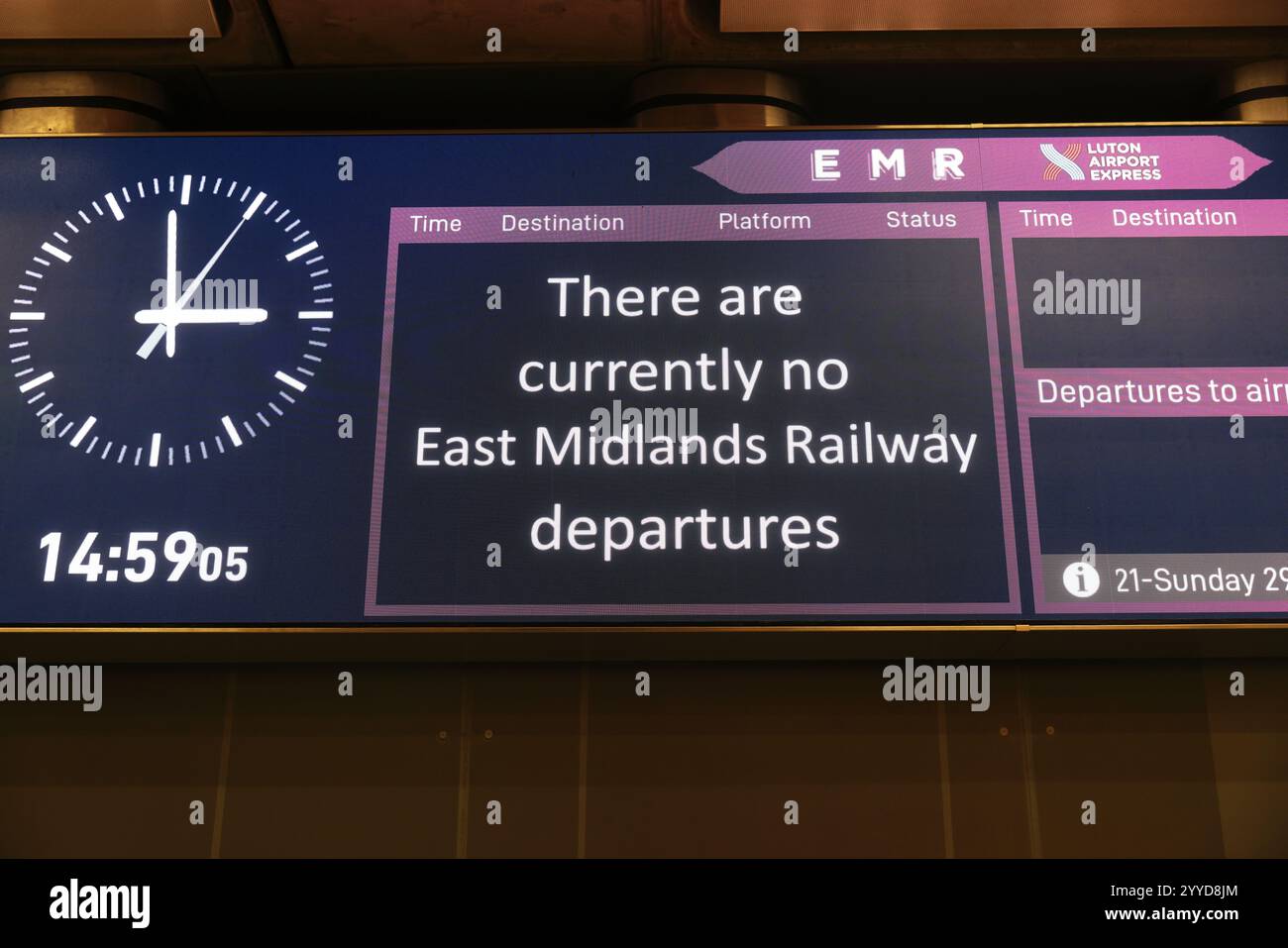 Le indicazioni per l'ingegneria della East Midlands Railway funzionano durante il Natale alla stazione di St Pancras a nord di Londra, con sostituzioni di autobus che rendono i viaggi più lunghi, a nord di Londra, Regno Unito Foto Stock