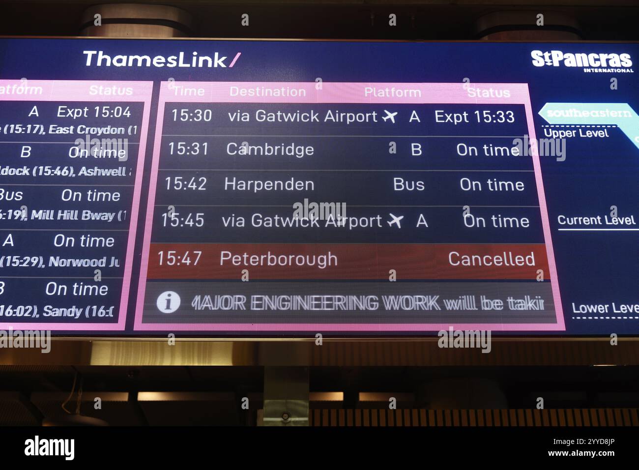 Le indicazioni per l'ingegneria della East Midlands Railway funzionano durante il Natale alla stazione di St Pancras a nord di Londra, con sostituzioni di autobus che rendono i viaggi più lunghi, a nord di Londra, Regno Unito Foto Stock