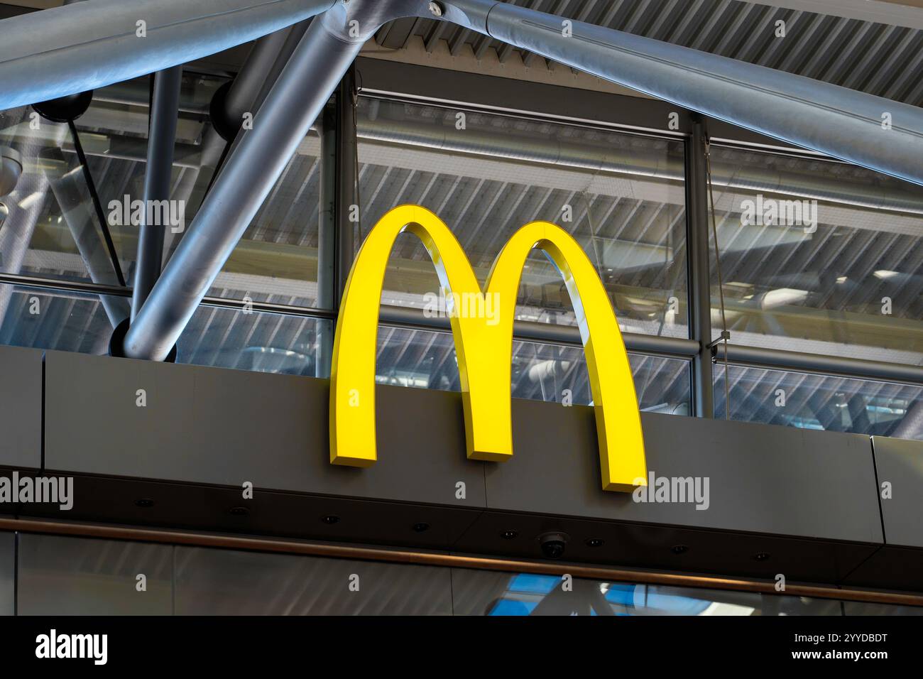 McDonald's Golden Arches, accedi al terminal 1 dell'aeroporto di Amburgo Foto Stock