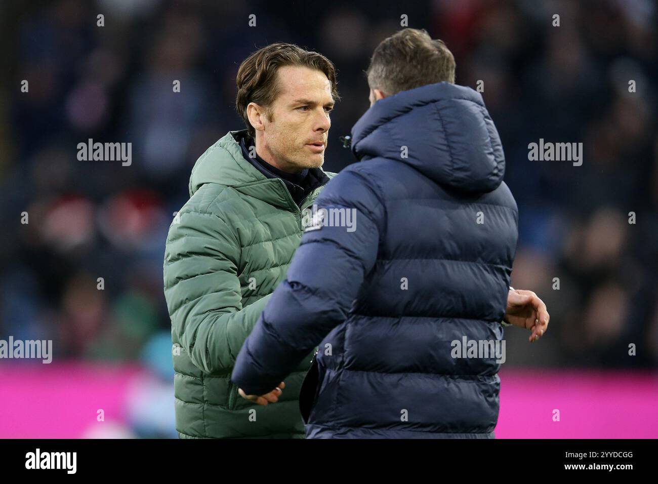 Burnley, Regno Unito. 21 dicembre 2024. Scott Parker, il manager di Burnley (l) e Tom Cleverley, il manager di Watford stringono la mano prima di k/o.. EFL Skybet Championship Match, Burnley contro Watford al Turf Moor di Burnley, Lancashire, sabato 21 dicembre 2024. Questa immagine può essere utilizzata solo per scopi editoriali. Solo per uso editoriale.pic di Chris Stading/Andrew Orchard fotografia sportiva/Alamy Live News Credit: Andrew Orchard fotografia sportiva/Alamy Live News Foto Stock