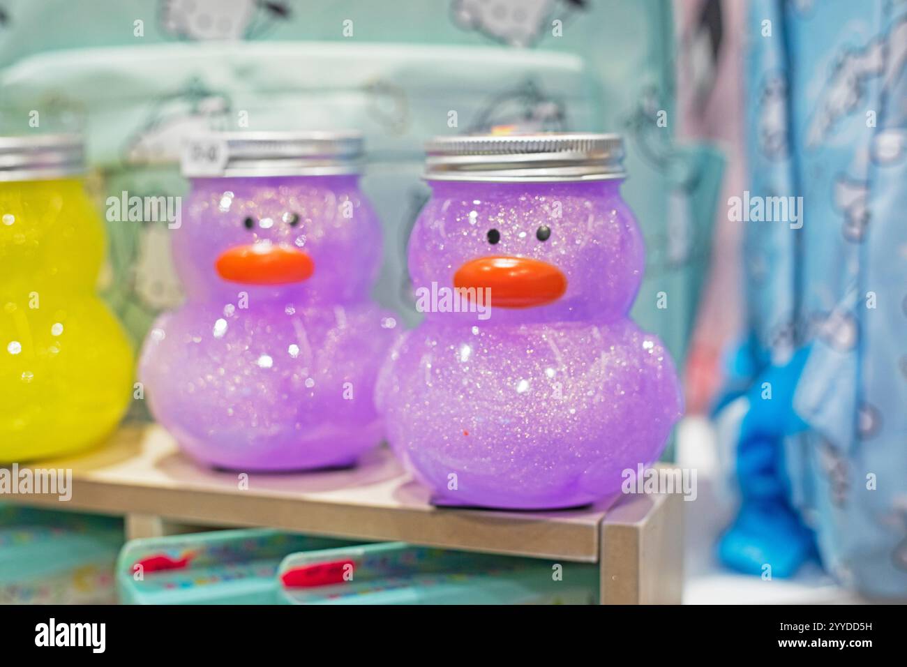 divertenti anatre viola con gel per il corpo e la testa all'interno Foto Stock