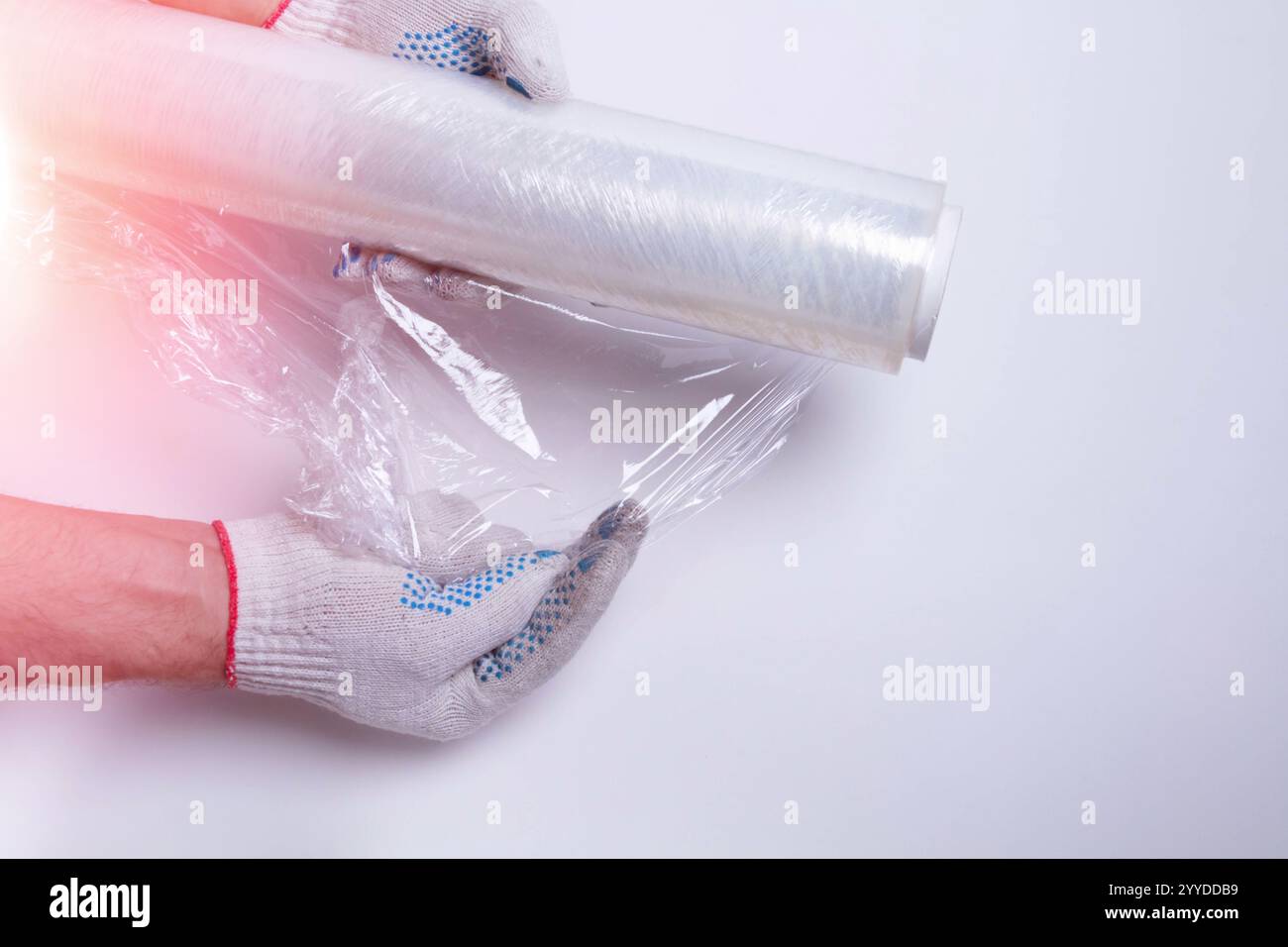 Materiale di imballaggio. Film estensibile e imballaggio in cartone su sfondo bianco. Imballaggio della merce prima della spedizione. Foto Stock