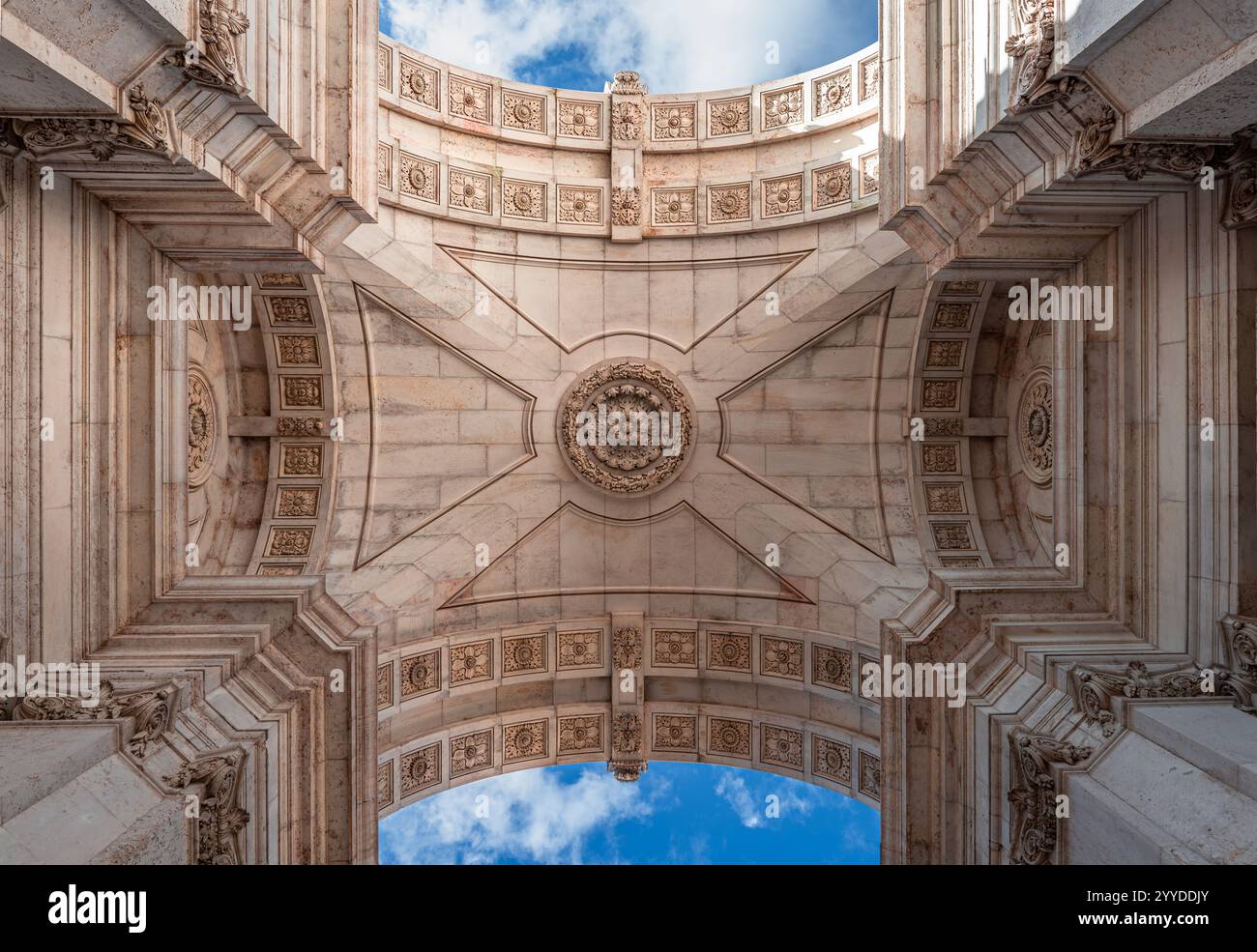Il soffitto dell'Arco di Rua Augusta, un edificio storico in pietra simile ad un arco sulla Piazza del Comércio, a Baixa, Lisbona, Portogallo. Foto Stock