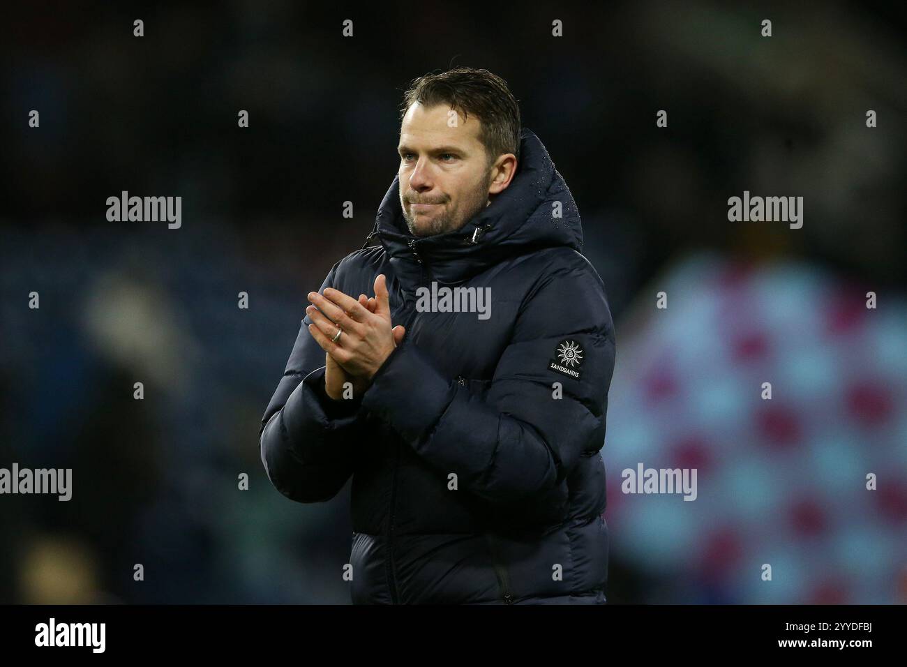 Burnley, Regno Unito. 21 dicembre 2024. Tom Cleverley, il manager del Watford, mostra il suo apprezzamento ai tifosi alla fine della partita. EFL Skybet Championship Match, Burnley contro Watford al Turf Moor di Burnley, Lancashire, sabato 21 dicembre 2024. Questa immagine può essere utilizzata solo per scopi editoriali. Solo per uso editoriale.pic di Chris Stading/Andrew Orchard fotografia sportiva/Alamy Live News Credit: Andrew Orchard fotografia sportiva/Alamy Live News Foto Stock