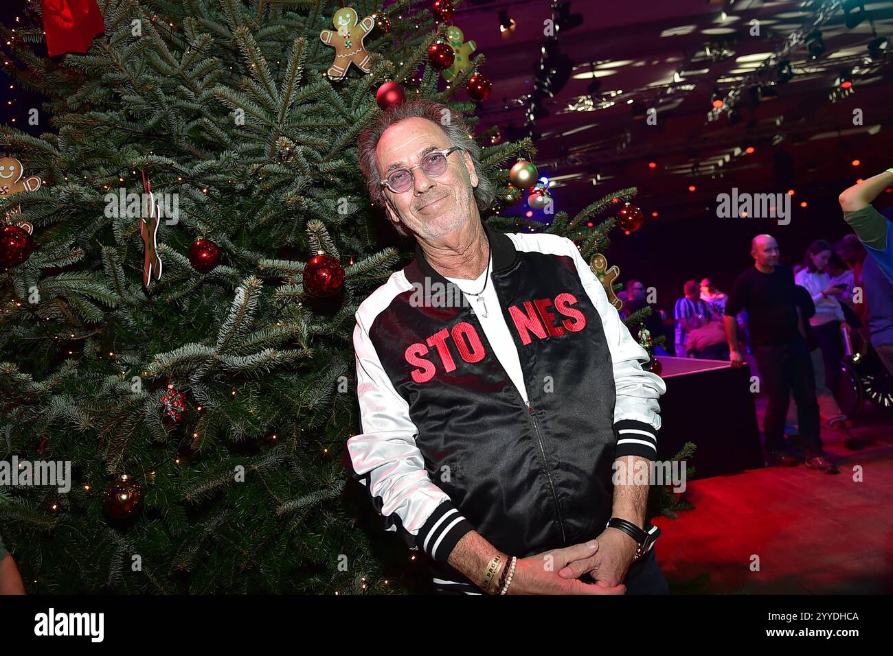 30 Jahre Weihnachten mit Frank Zander Hugo Egon Balder zum 30 Ten Jubilaeum von Frank Zander, Marcus Zander Weihnachten mit Frank & Familie Estrel Covention Center Berlin, AM 21.12.2024 *** 30 anni di Natale con Frank Zander Hugo Egon Balder nel 30 ° anniversario di Frank Zander, Marcus Zander Christmas con Frank Family Estrel Covention Center Berlin, on 21 12 2024 Photopress Mueller Foto Stock