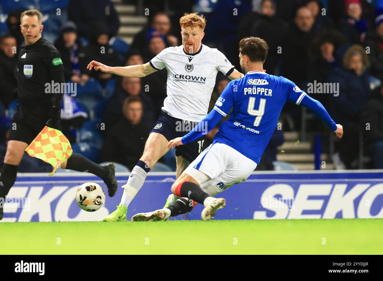 Ibrox Stadium, Glasgow, Regno Unito. 21 dicembre 2024. Scottish Premiership Football, Rangers contro Dundee; Simon Murray di Dundee affronta Robin Propper of Rangers Credit: Action Plus Sports/Alamy Live News Foto Stock