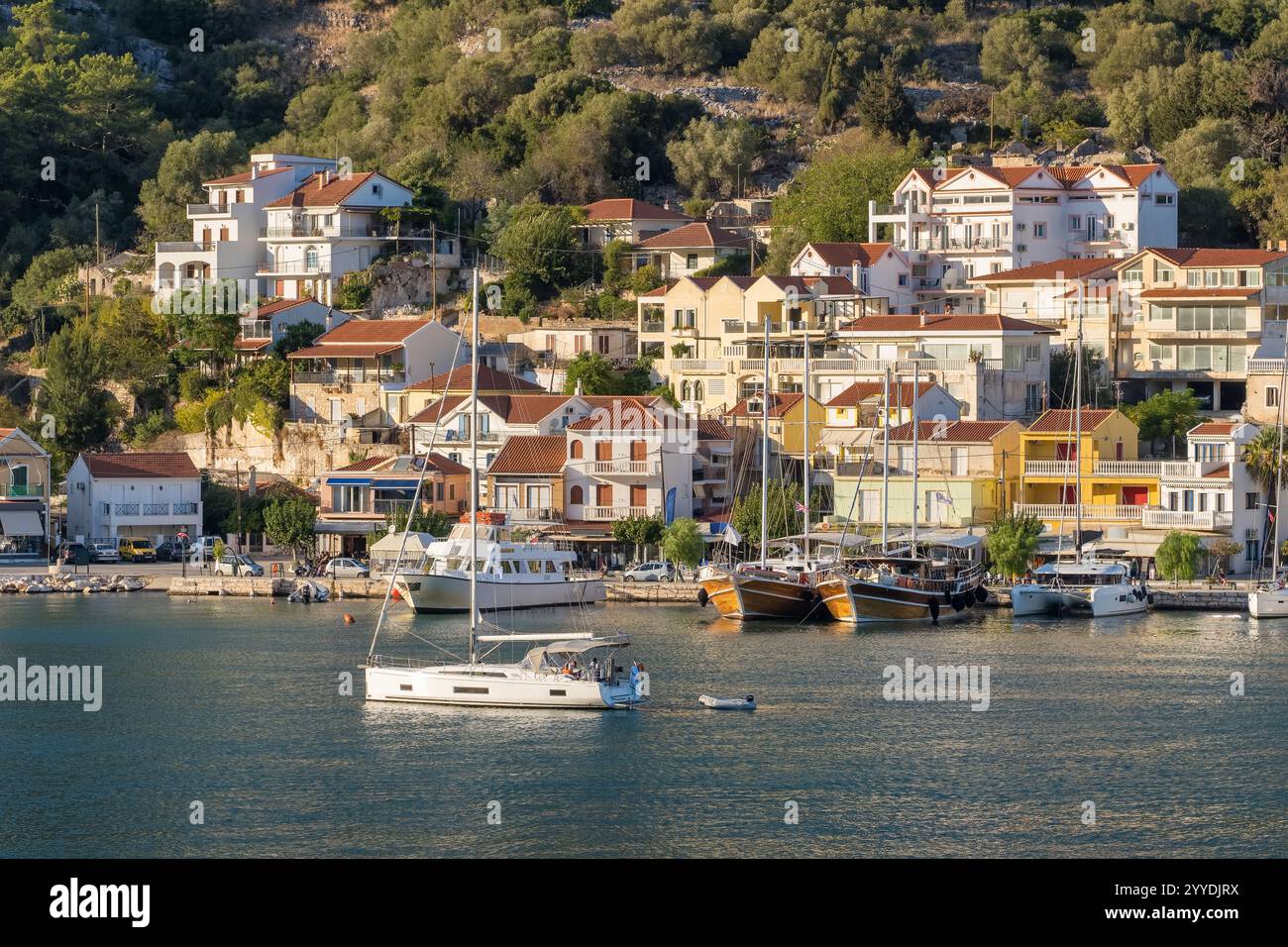 Barca a vela nel porto del villaggio di Agia Effimia sull'isola di Cefalonia, Grecia Foto Stock