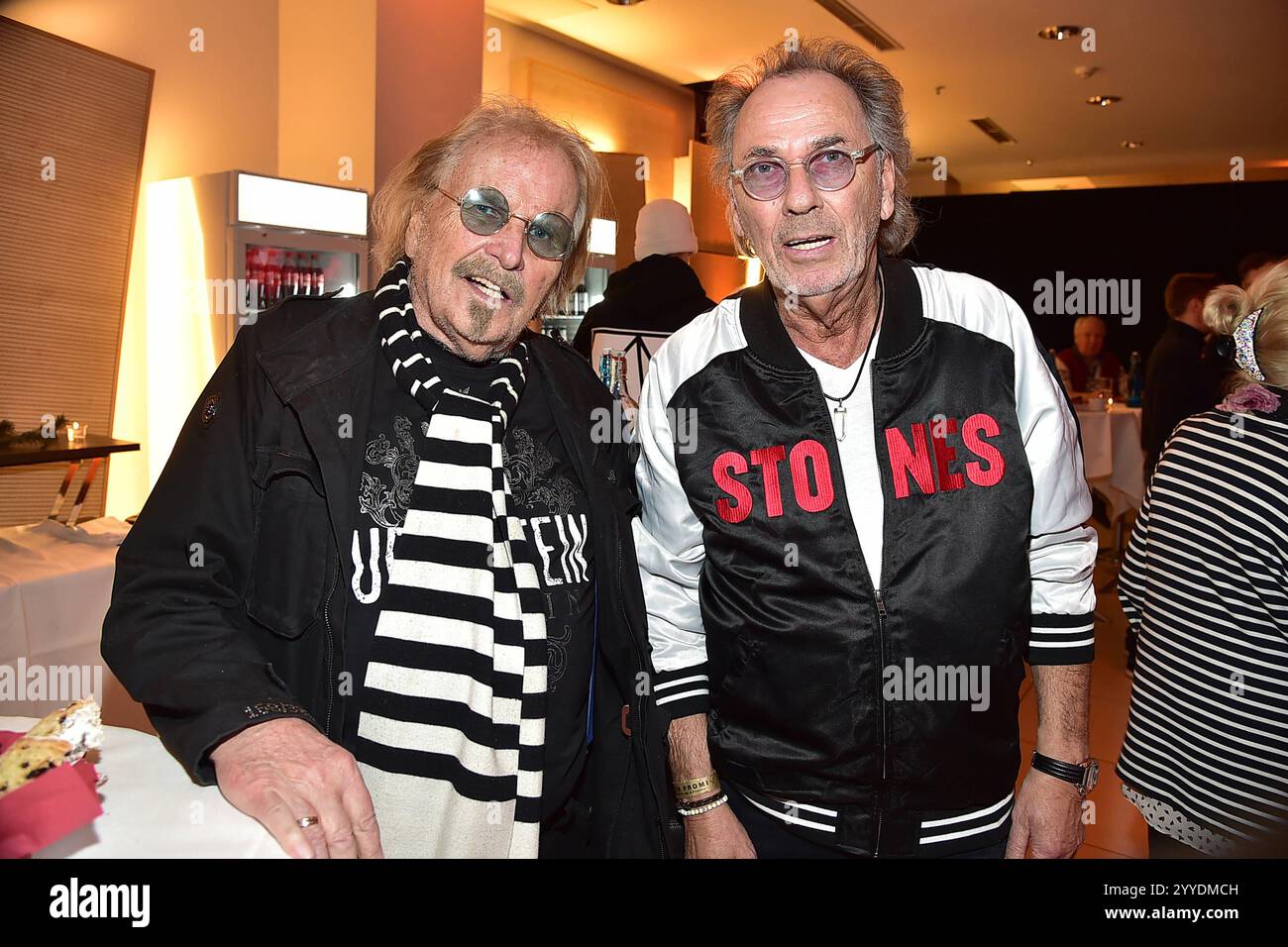 30 dieci Jubilaeum von Frank Zander, Weihnachten Frank Zander, Hugo Egon. Balder zum 30 Ten Jubilaeum von Frank Zander, Marcus Zander Weihnachten mit Frank & Familie Estrel Covention Center Berlin, AM 21.12.2024 *** 30th Anniversary of Frank Zander, Christmas Frank Zander, Hugo Egon Balder per il 30 ° anniversario di Frank Zander, Marcus Zander Christmas with Frank Family Estrel Covention Center Berlin, il 21 12 2024 Photopress Mueller Foto Stock