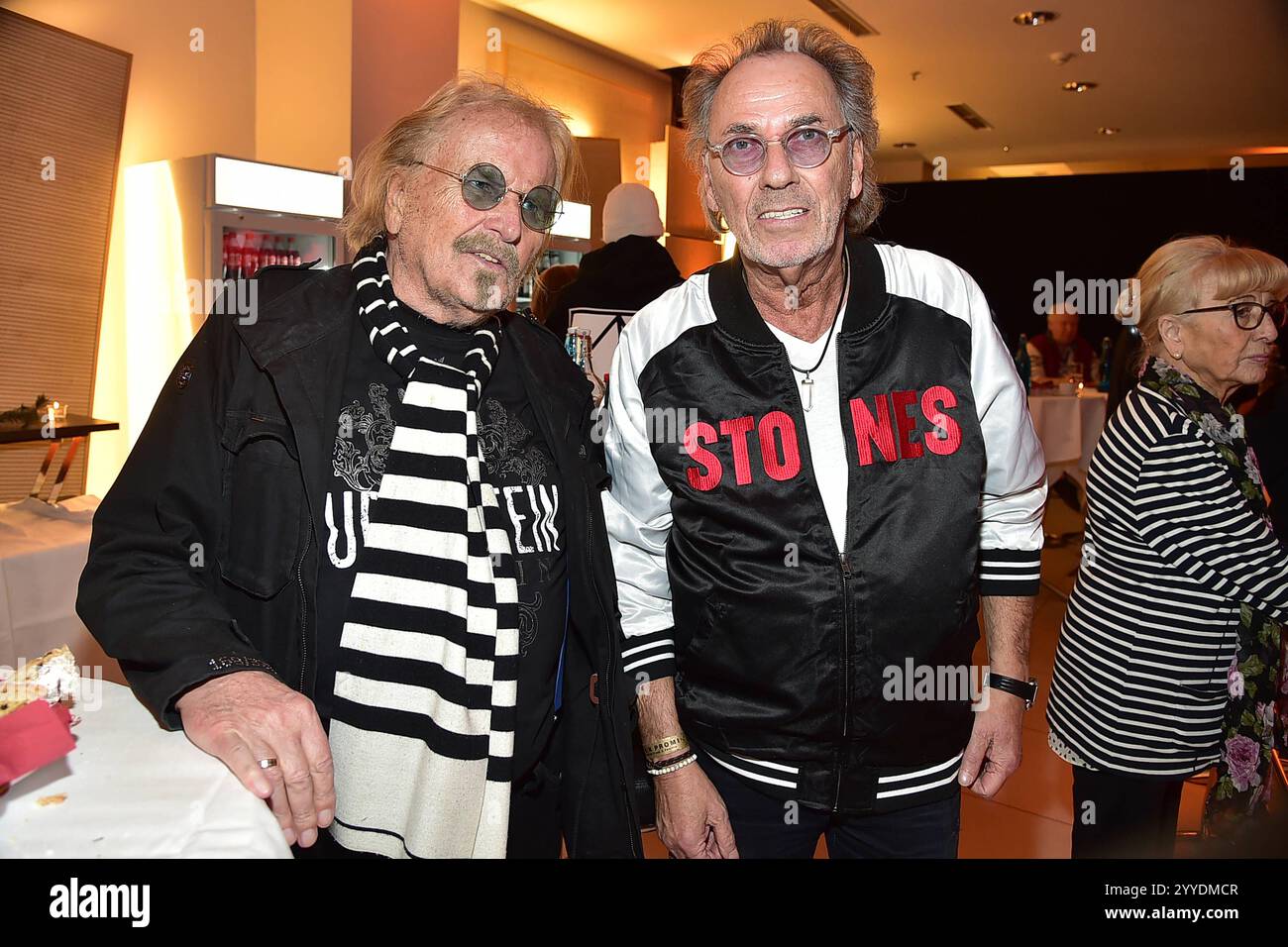 30 Ten Jubilaeum von Frank Zander,Weihnachten Frank Zander, Hugo Egon Balder zum 30 Ten Jubilaeum von Frank Zander, Marcus Zander Weihnachten mit Frank & Familie Estrel Covention Center Berlin, AM 21.12.2024 *** 30th Anniversary of Frank Zander, Christmas Frank Zander, Hugo Egon Balder for the 30th Anniversary of Frank Zander, Marcus Zander Christmas with Frank Family Estrel Photoeller 21 2024 Berlin, Mustrel Foto Stock