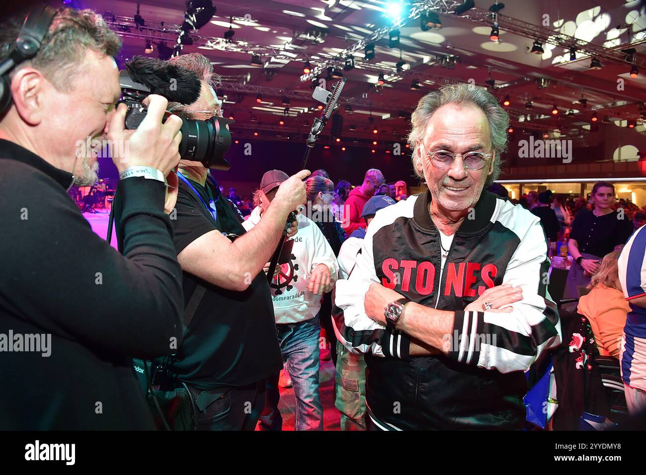 30 Ten Jubilaeum von Frank Zander,Weihnachten Hugo Egon Balder zum 30 Ten Jubilaeum von Frank Zander, Marcus Zander Weihnachten mit Frank & Familie Estrel Covention Center Berlin, AM 21.12.2024 **** 30th Anniversary of Frank Zander, Christmas Hugo Egon Balder for the 30th Anniversary of Frank Zander, Marcus Zander Christmas with Frank Family Estrel Covention Center Berlin, on 2024 Photopress Mueller Foto Stock