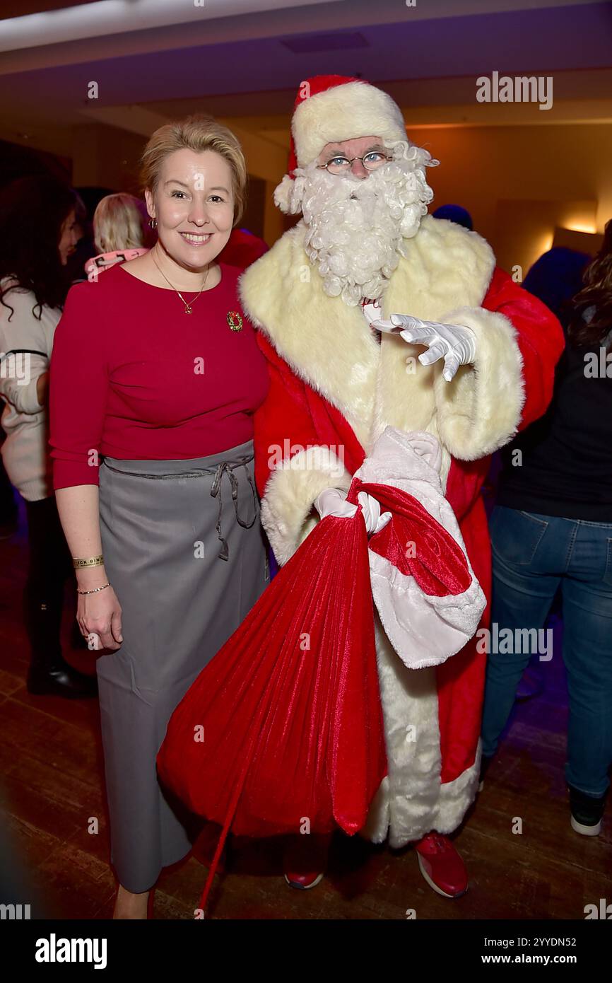 30 Ten Jubilaeum von Frank Zander,Weihnachten Franziska Giffey, SPD mit Weihnachtsmann zum 30 Ten Jubilaeum von Frank Zander, Marcus Zander Weihnachten mit Frank & Familie Estrel Covention Center Berlin, AM 21.12.2024 *** 30th Anniversary of Frank Zander, Christmas Franziska Giffey, SPD with Babbo Claus for the 30th Anniversary of Frank Zander, Frank Zander Christmas, Frank Zander Christmas Franziska Giffey for the 2024th Anniversary of Frank Zander Christmas, Photoention of Frank Zander, Marcus Mullion Center Foto Stock