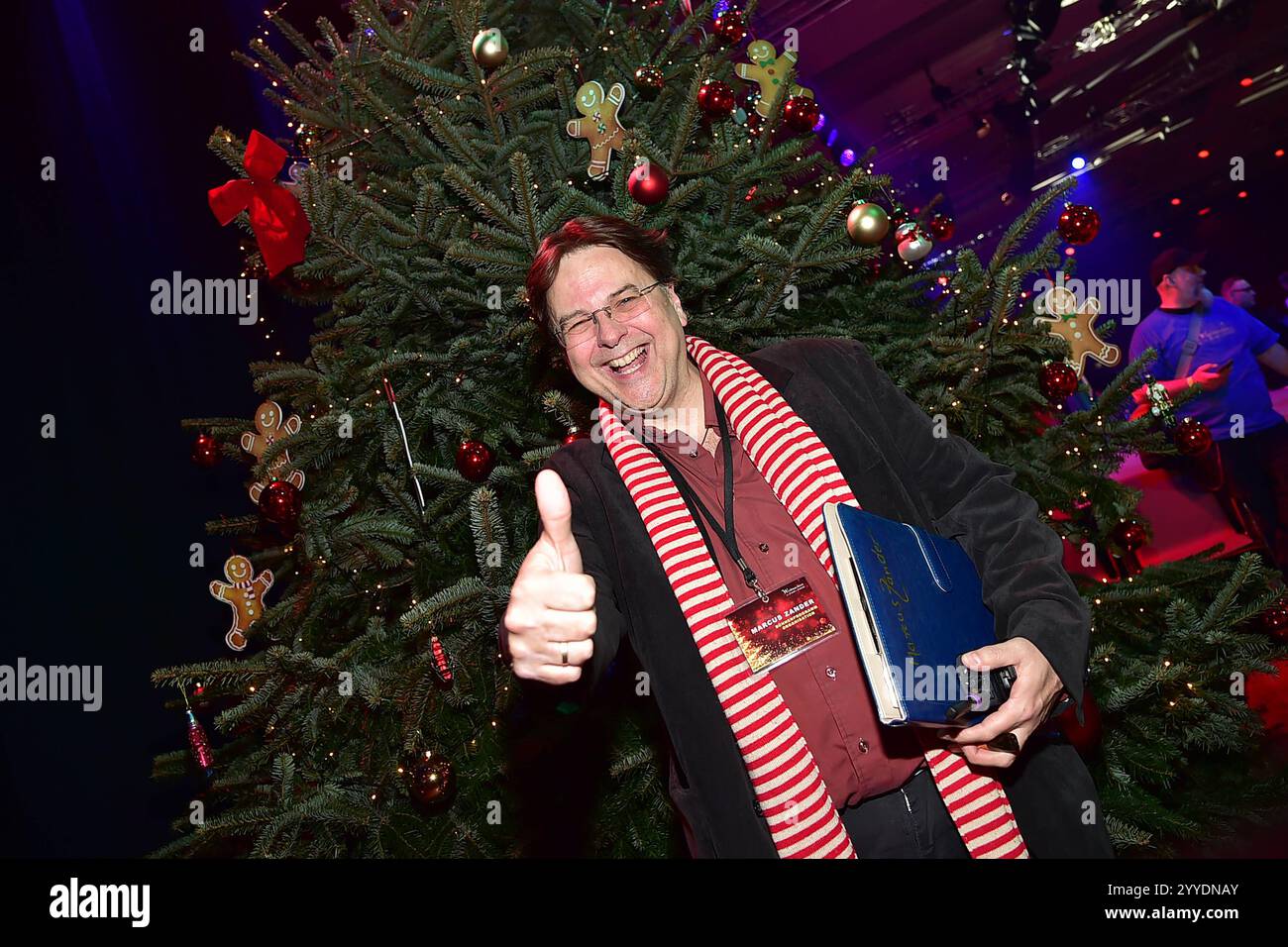 30 Ten Jubilaeum von Frank Zander,Weihnachten Marcus Zander vor einem Weihnachtsbaum zum 30 Ten Jubilaeum von Frank Zander, Marcus Zander Weihnachten mit Frank & Familie Estrel Covention Center Berlin, AM 21.12.2024 30 30 2024 Foto Stock