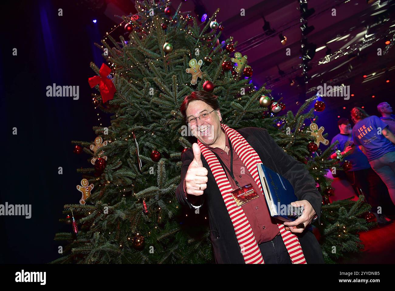 30 Ten Jubilaeum von Frank Zander,Weihnachten Marcus Zander vor einem Weihnachtsbaum zum 30 Ten Jubilaeum von Frank Zander, Marcus Zander Weihnachten mit Frank & Familie Estrel Covention Center Berlin, AM 21.12.2024 30 30 2024 Foto Stock