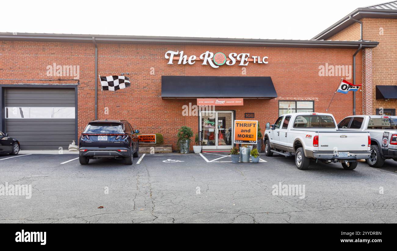 Hickory, North Carolina, Stati Uniti d'America-19 dicembre 2024: The Rose TLC, un negozio in South Center Street nel centro città. Edificio e cartelli. Foto Stock