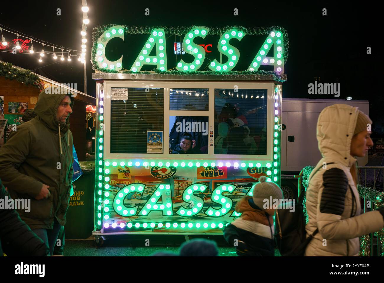 Biglietteria della ruota panoramica, una vivace cabina verde "Cassa" illuminata da luci accese al mercato di Natale di Sofia in una notte di festa. Foto Stock