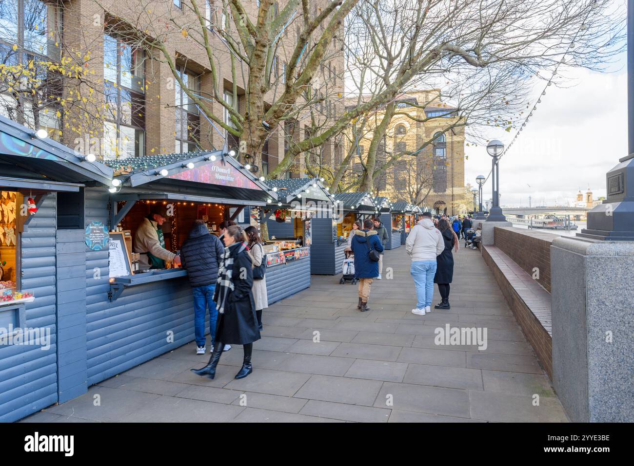 Londra, Regno Unito - 3 dicembre 2024: Chstmas Market sulla riva del Tamigi a London Bridge City, sulla riva sud del Tamigi. Foto Stock