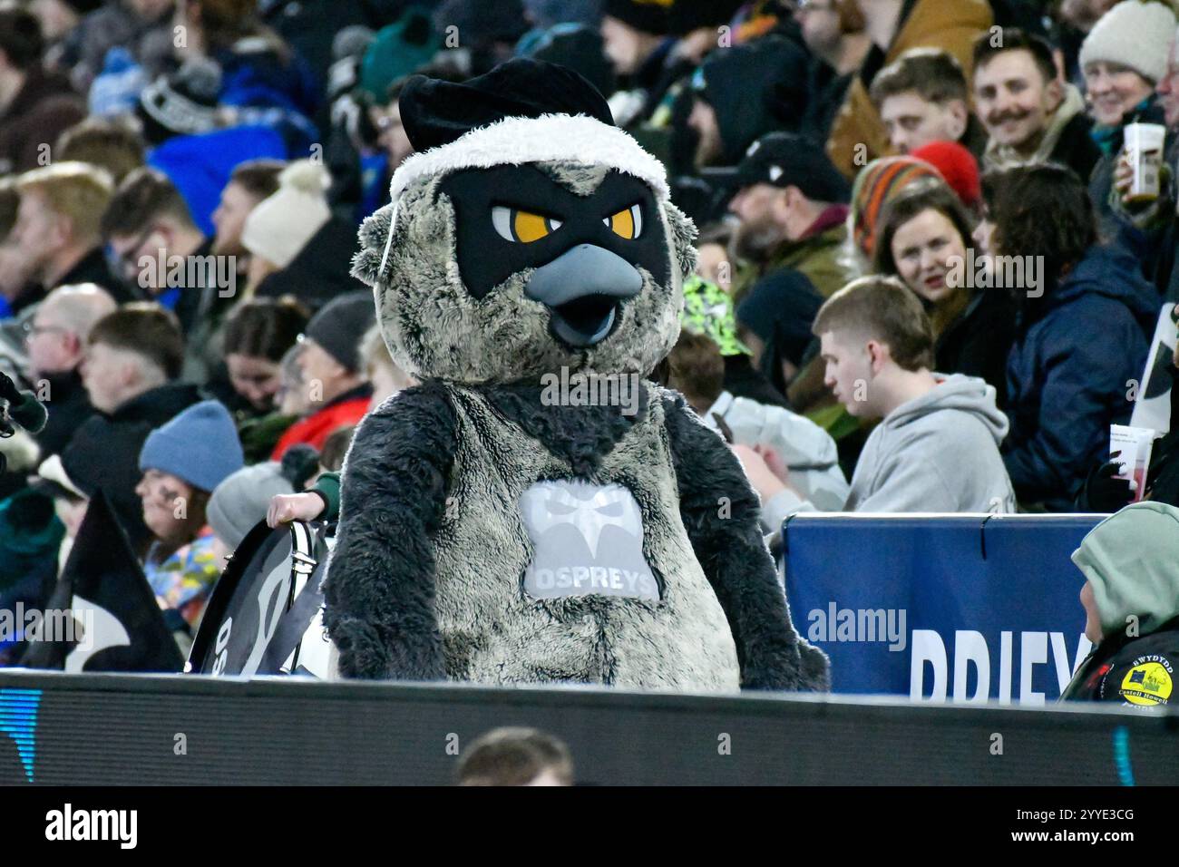 Swansea, Galles. 21 dicembre 2024. La mascotte degli Ospreys Ozzie the Osprey durante la gara dell'ottavo round del United Rugby Championship (URC) tra Ospreys e Scarlets al Swansea.com Stadium di Swansea, Galles, Regno Unito, il 21 dicembre 2024. Crediti: Duncan Thomas/Majestic Media/Alamy Live News. Foto Stock