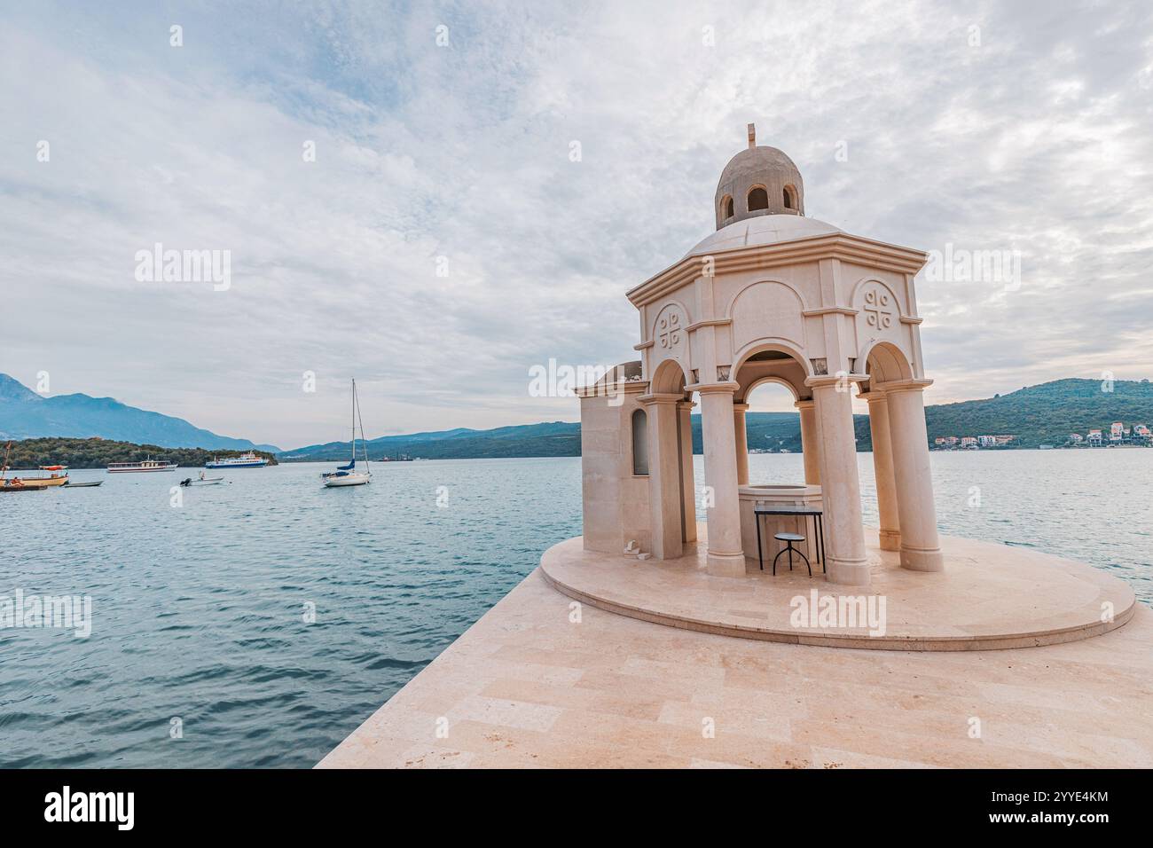 24 ottobre 2024, Tivat, Montenegro: L'altare della chiesa di Suza Njegoseva si affaccia sulla baia Foto Stock