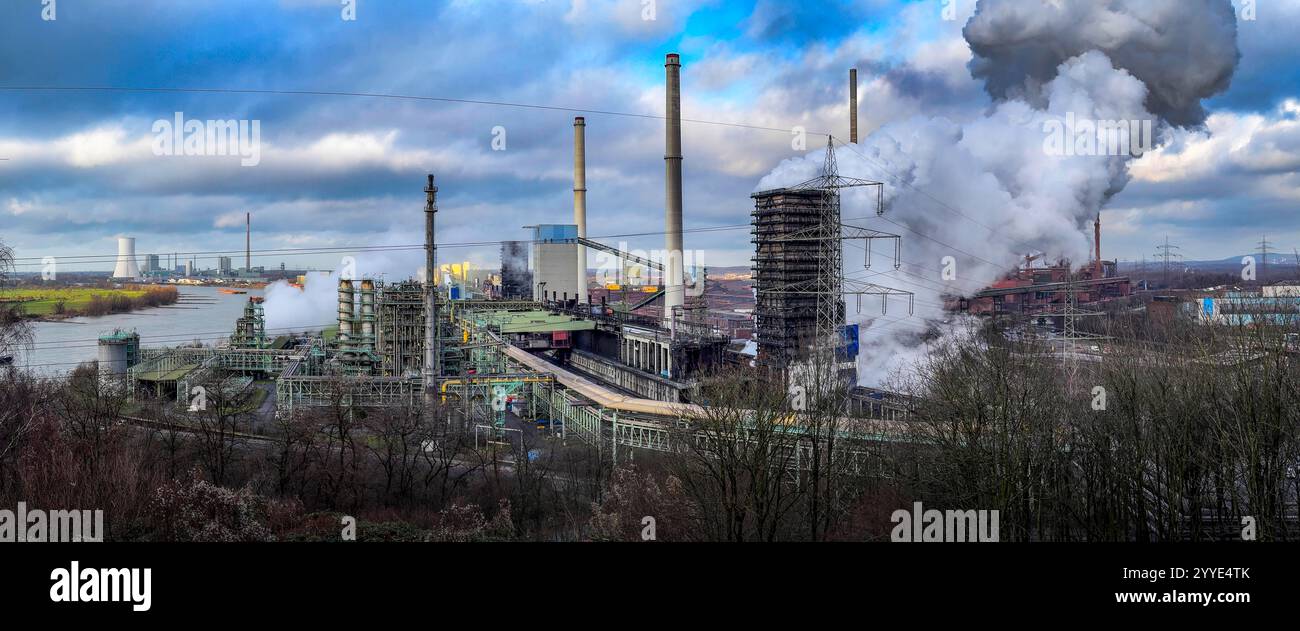 Panorama delle acciaierie ThyssenKrupp a Duisburg-Marxloh, sul Reno, centrale elettrica a carbone STEAG Duisburg-Walsum, torre di tempra di Th Foto Stock