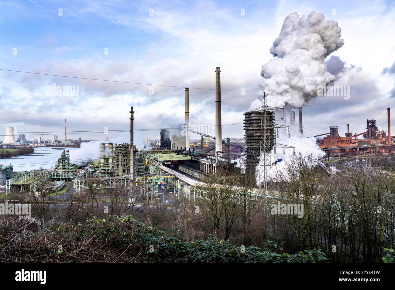 Panorama delle acciaierie ThyssenKrupp a Duisburg-Marxloh, sul Reno, centrale elettrica a carbone STEAG Duisburg-Walsum, torre di tempra di Th Foto Stock