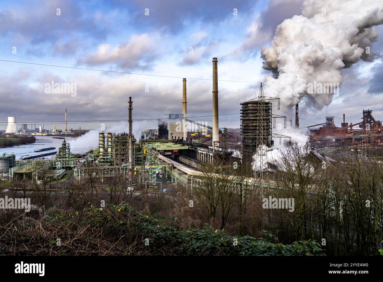 Panorama delle acciaierie ThyssenKrupp a Duisburg-Marxloh, sul Reno, centrale elettrica a carbone STEAG Duisburg-Walsum, torre di tempra di Th Foto Stock