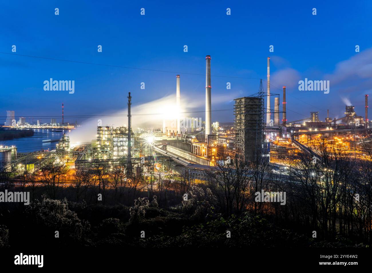 Panorama delle acciaierie ThyssenKrupp a Duisburg-Marxloh, sul Reno, centrale elettrica a carbone STEAG Duisburg-Walsum, torre di tempra di Th Foto Stock