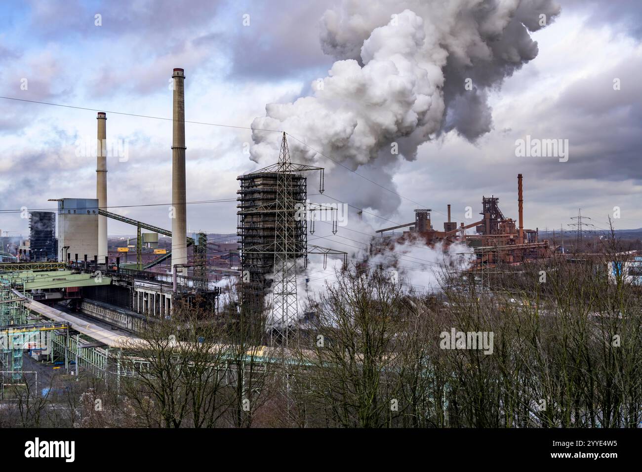 L'acciaieria ThyssenKrupp a Duisburg-Marxloh, sul Reno, la torre di estinzione della cokeria, gli altiforni 1 e 2, a destra, Renania settentrionale-W Foto Stock