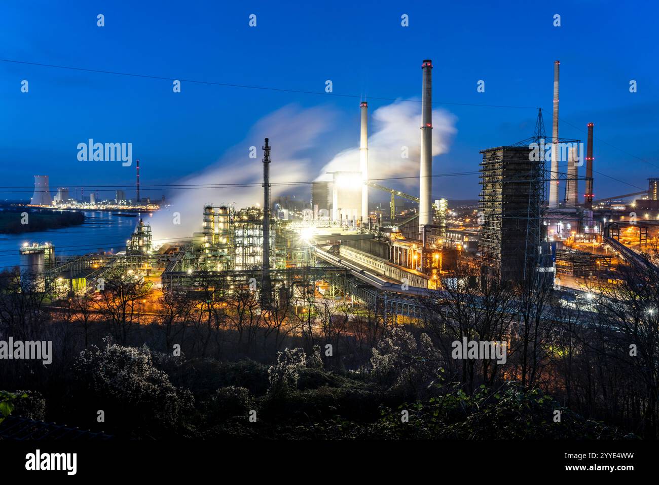 Panorama delle acciaierie ThyssenKrupp a Duisburg-Marxloh, sul Reno, centrale elettrica a carbone STEAG Duisburg-Walsum, torre di tempra di Th Foto Stock