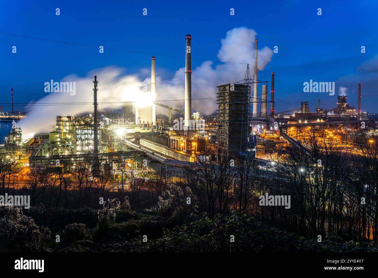 L'acciaieria ThyssenKrupp a Duisburg-Marxloh, sul Reno, la torre di estinzione della cokeria, gli altiforni 1 e 2, a destra, Renania settentrionale-W Foto Stock